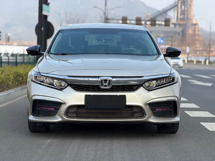 Фото 2 - Honda Inspire