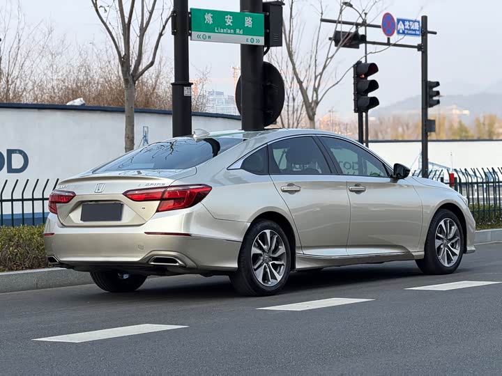 Фото 4 - Honda Inspire