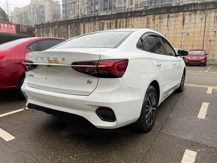 Фото 9 - Roewe i5