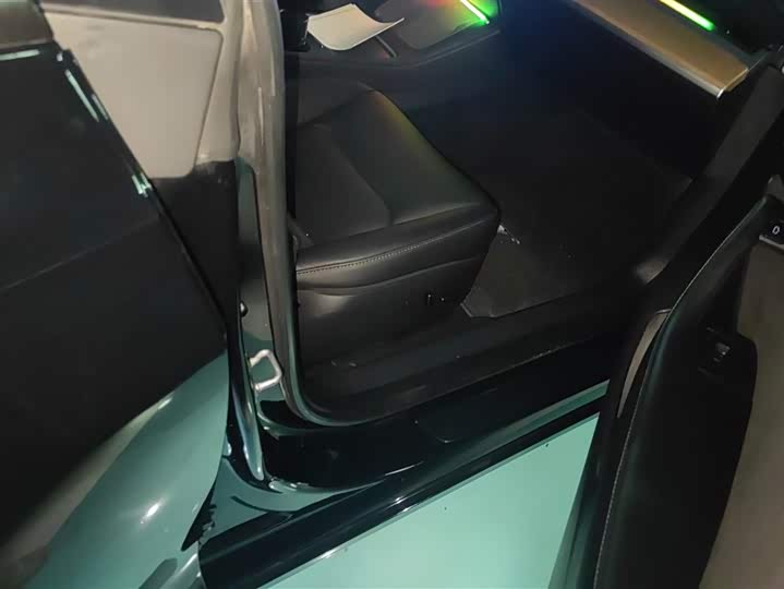 Фото 8 - Tesla Model 3