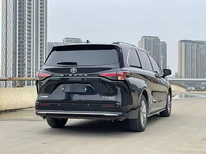 Фото 9 - Toyota Sienna