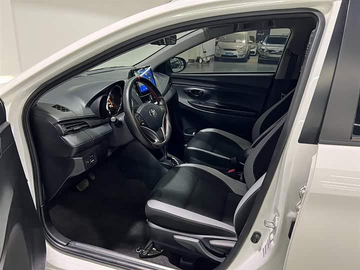 Фото 8 - Toyota Yaris L Hatchback