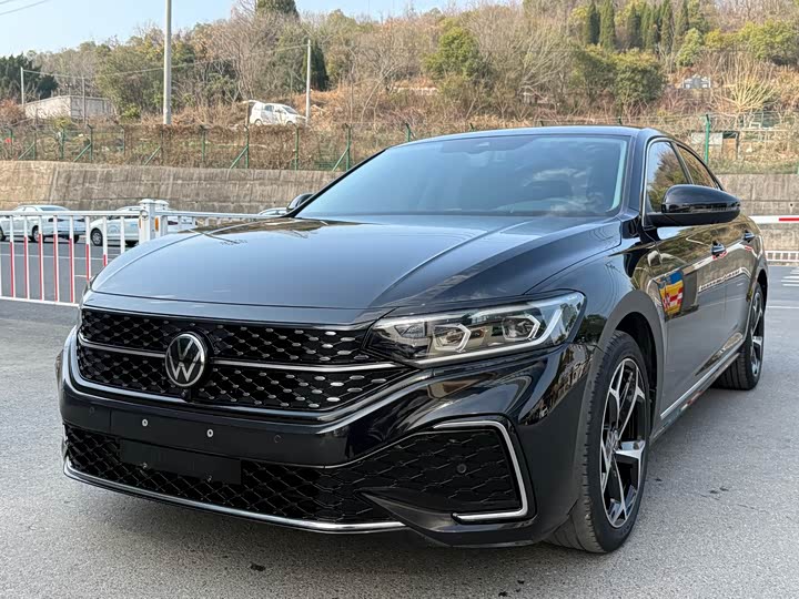 Фото 1 - Volkswagen Passat