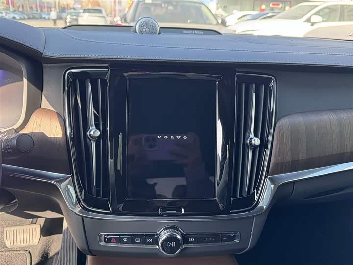 Фото 9 - Volvo S90