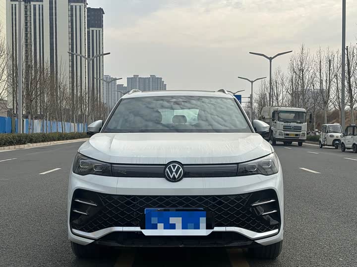 Фото 2 - Volkswagen Tiguan L Pro