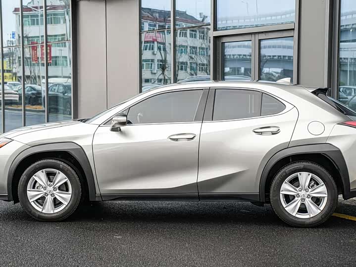Фото 3 - Lexus UX