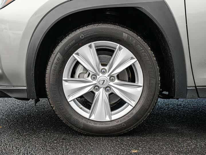 Фото 4 - Lexus UX