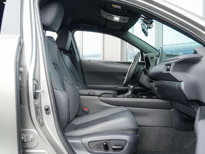 Фото 7 - Lexus UX