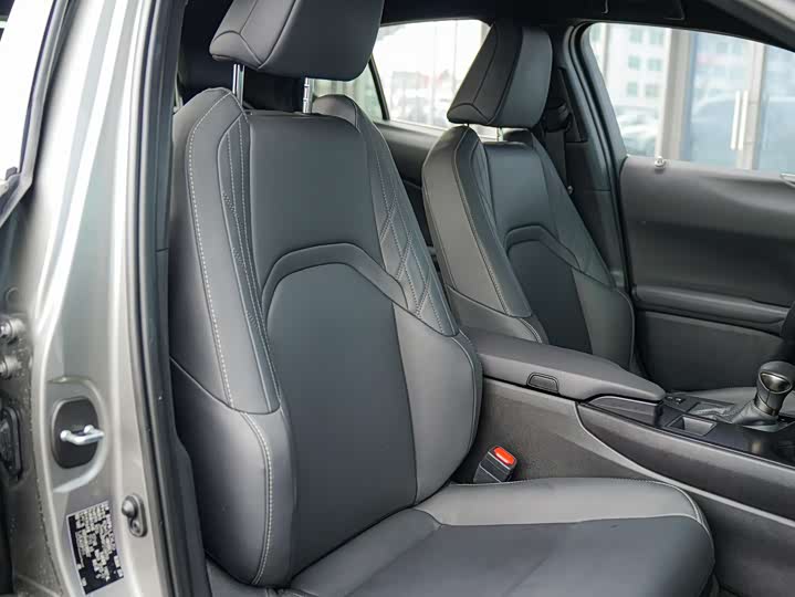 Фото 8 - Lexus UX