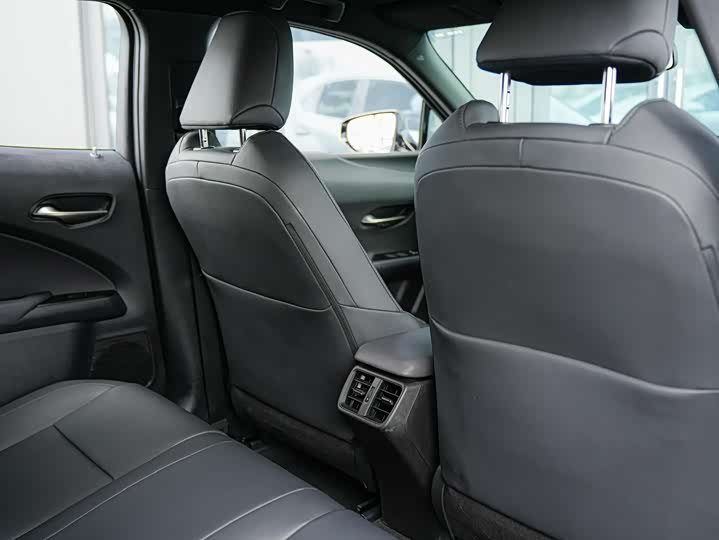 Фото 9 - Lexus UX