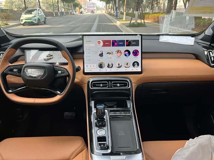 Фото 8 - Geely Atlas L