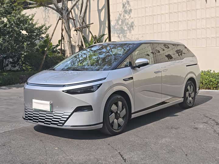 Фото 1 - XPeng X9