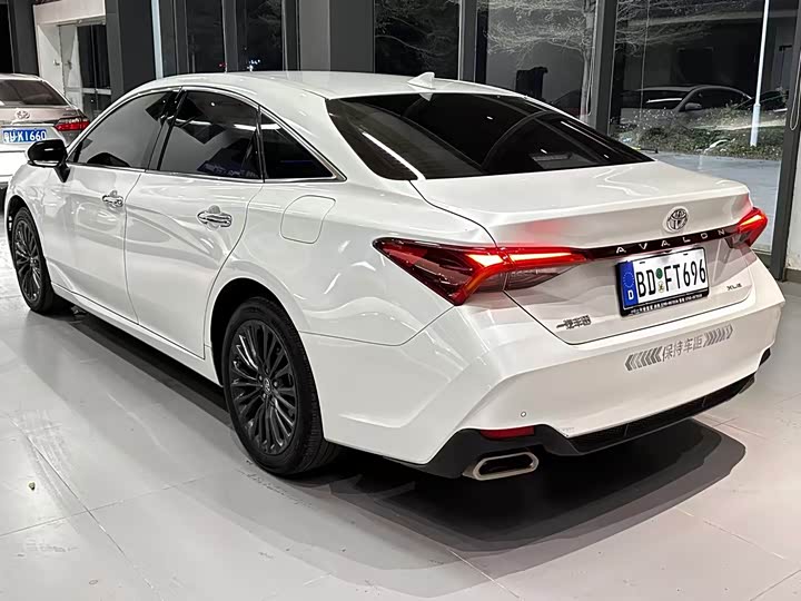 Фото 9 - Toyota Avalon