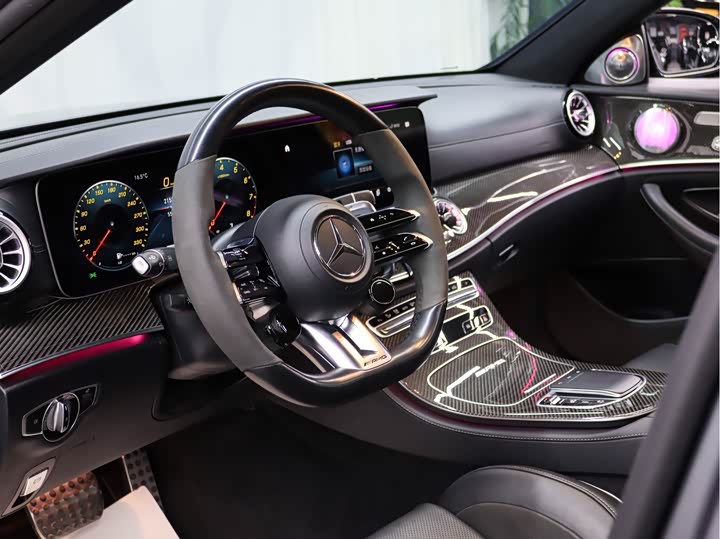 Фото 7 - Mercedes-Benz E-Class AMG