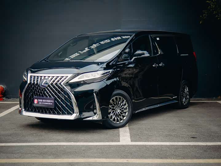 Фото 1 - Lexus LM