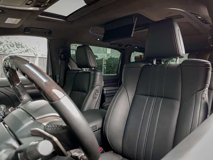 Фото 8 - Lexus LM