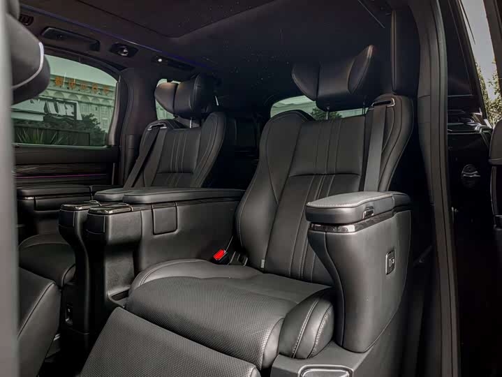 Фото 9 - Lexus LM