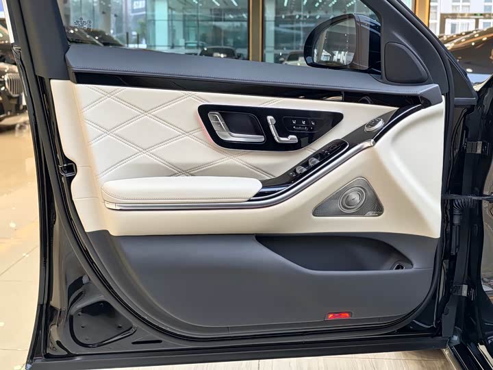 Photo 4 - Mercedes-Benz Maybach S-Class