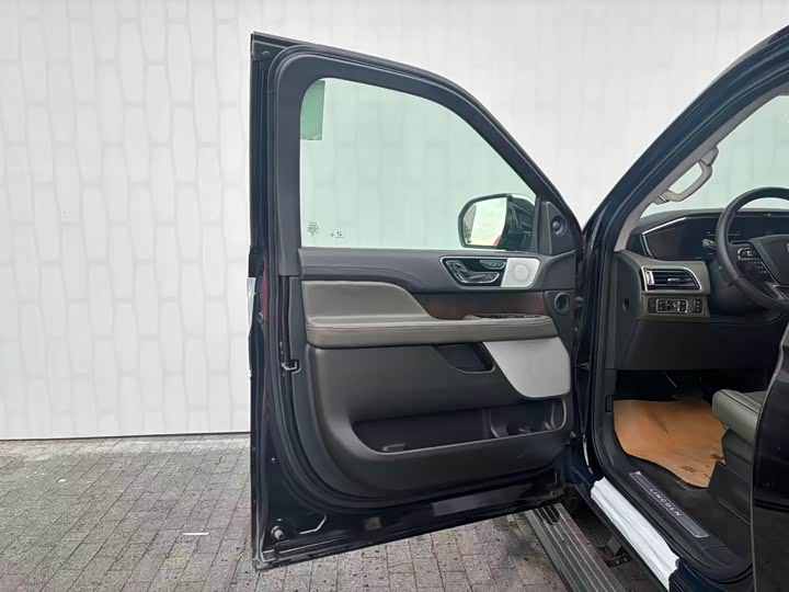 Фото 10 - Lincoln Navigator