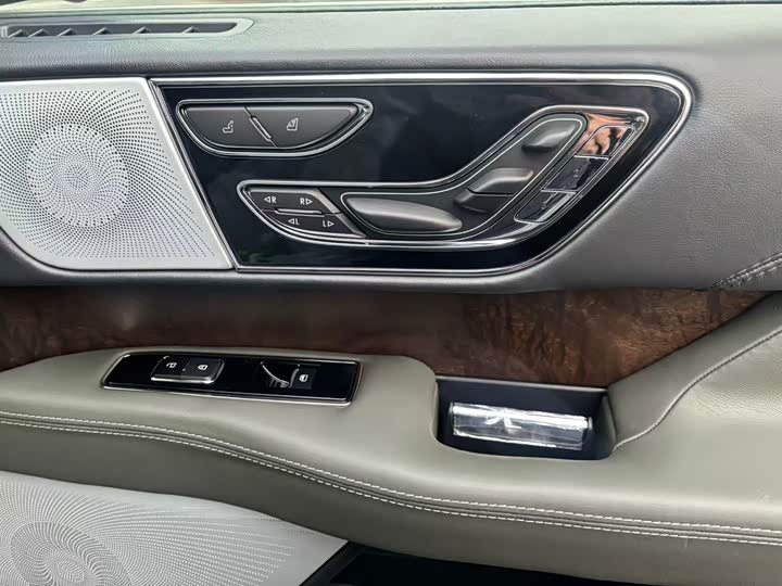 Фото 16 - Lincoln Navigator