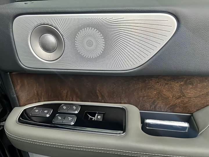 Фото 17 - Lincoln Navigator