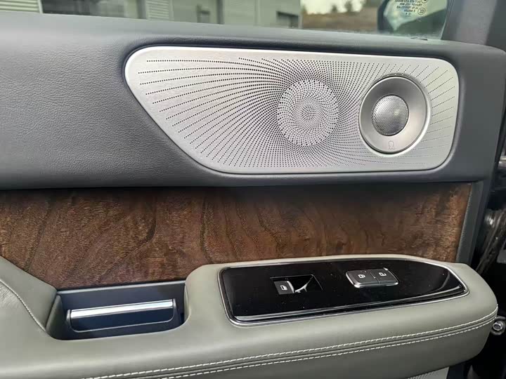 Фото 18 - Lincoln Navigator