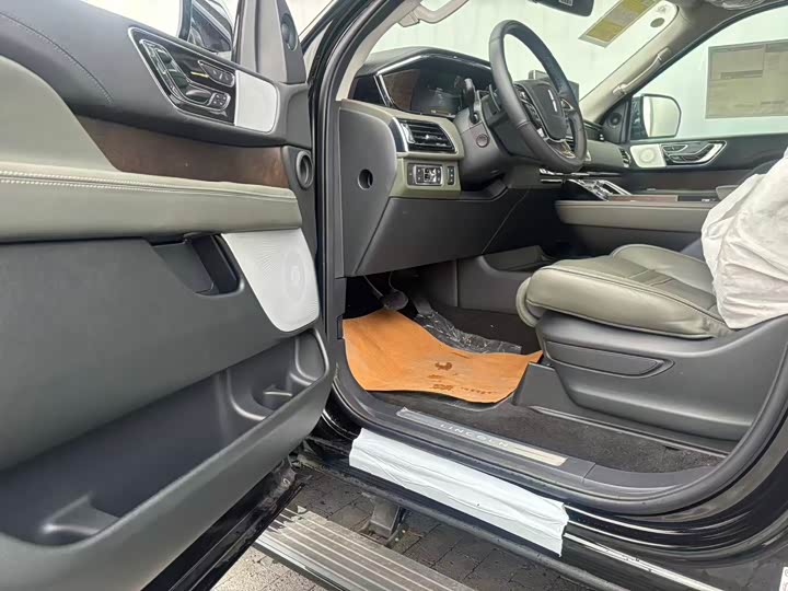 Фото 7 - Lincoln Navigator