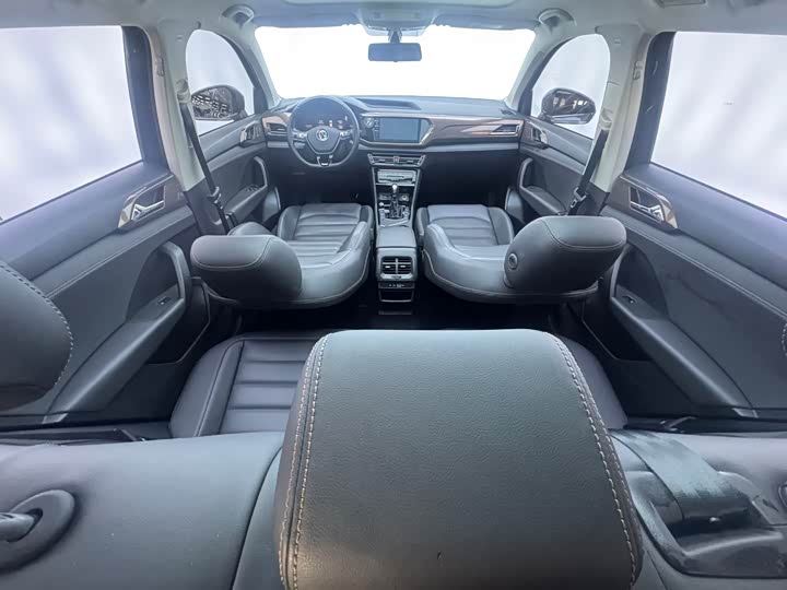 Фото 7 - Volkswagen Tharu