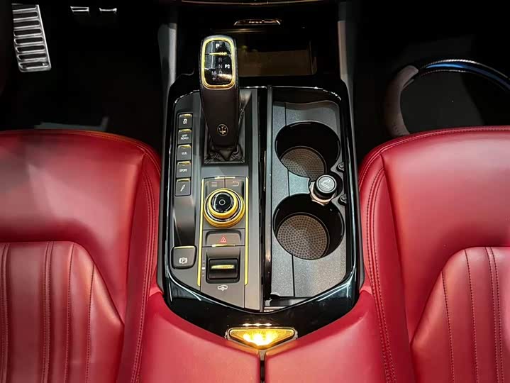 Фото 8 - Maserati Levante