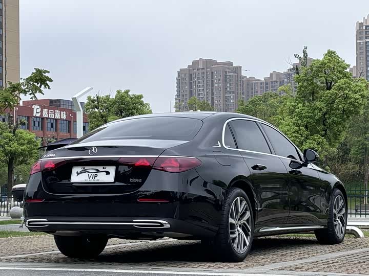 Photo 8 - Mercedes-Benz E-Class