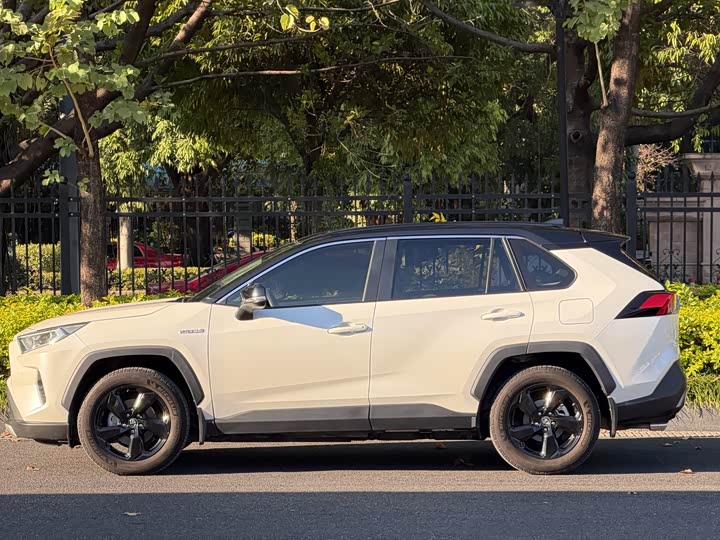 Фото 3 - Toyota RAV4