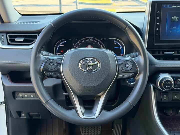 Фото 4 - Toyota RAV4