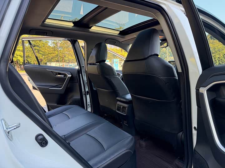 Фото 8 - Toyota RAV4