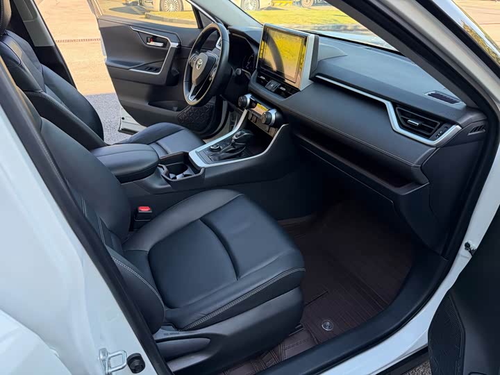 Фото 9 - Toyota RAV4