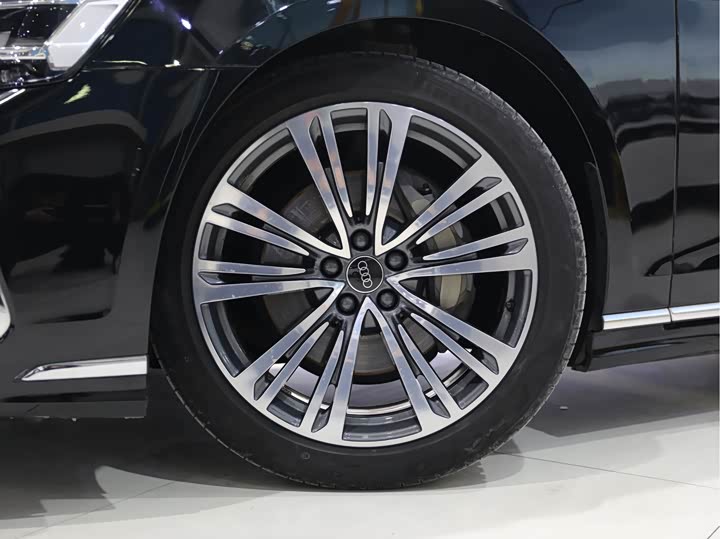 Фото 4 - Audi A8