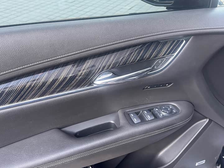 Фото 6 - Cadillac XT6