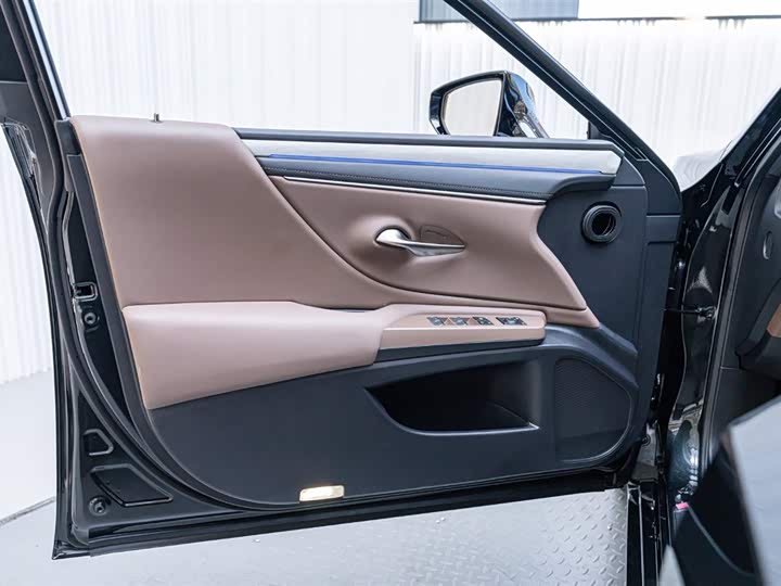 Фото 3 - Lexus ES