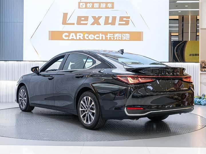 Фото 8 - Lexus ES