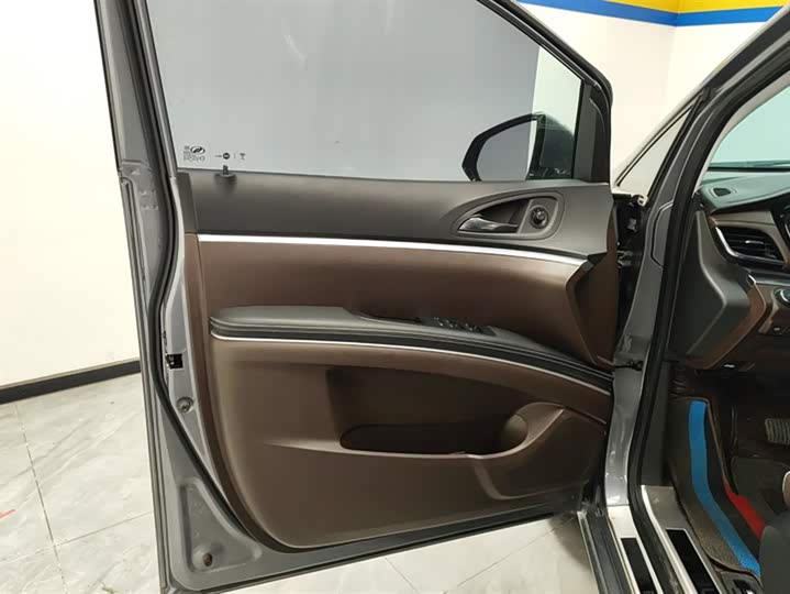 Фото 7 - Buick GL8 ES