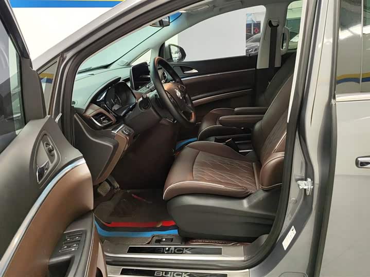 Фото 9 - Buick GL8 ES