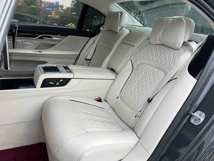 Фото 5 - BMW 7 Series