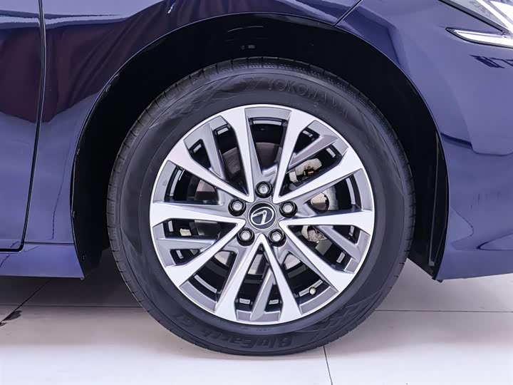 Фото 6 - Lexus ES