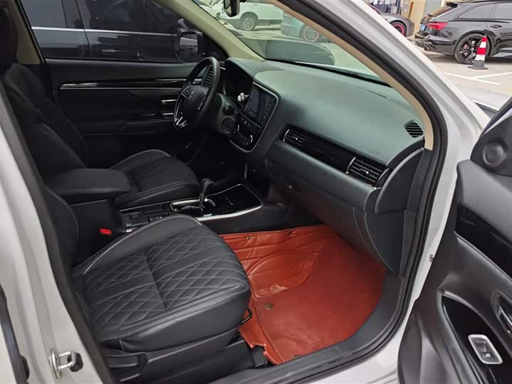 Фото 8 - Mitsubishi Outlander