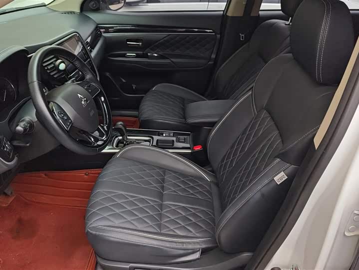 Фото 9 - Mitsubishi Outlander