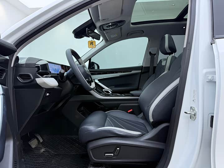 Фото 8 - Geely Atlas L