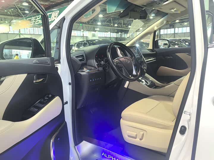 Photo 5 - Toyota Alphard