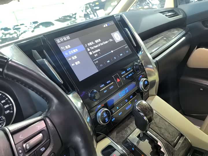 Photo 9 - Toyota Alphard