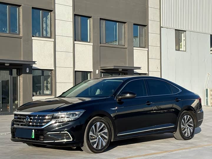 Photo 1 - Volkswagen Passat Hybrid