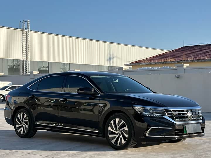 Photo 3 - Volkswagen Passat Hybrid