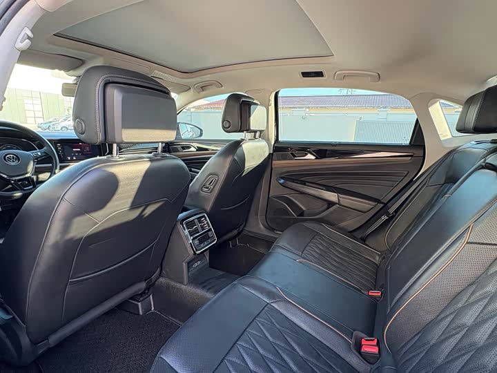 Photo 5 - Volkswagen Passat Hybrid